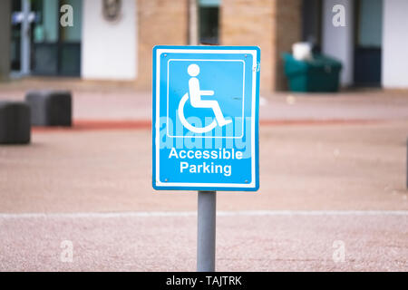 Signe de stationnement accessible à l'école pour conducteurs handicapés Banque D'Images