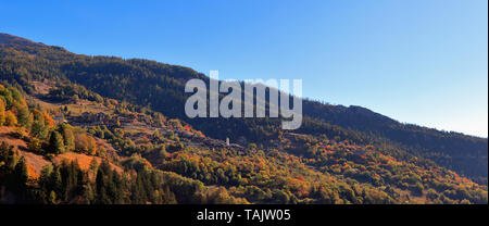 Albinen village dans le district de Loèche, canton du Valais, Suisse. Paysage d'automne panorama dans de belles couleurs. Banque D'Images