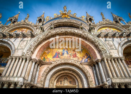 Venise, Italie - 01/04/2017 : vue de la façade de la Basilique Saint Marc Banque D'Images