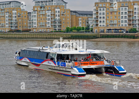 GREENWICH LONDRES THAMES CLIPPER MBNA METEOR SUR LA RIVIÈRE EN FACE DE L'établissement RIVERSIDE APARTMENTS Banque D'Images