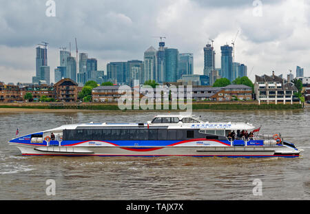 GREENWICH LONDRES THAMES CLIPPER MBNA METEOR SUR LA RIVIÈRE EN FACE DE LA GRATTE-CIEL DU Canary Wharf Banque D'Images