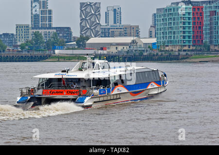 GREENWICH LONDRES THAMES CLIPPER MBNA CYCLONE SUR LA RIVIÈRE EN FACE DE L'établissement RIVERSIDE APARTMENTS Banque D'Images