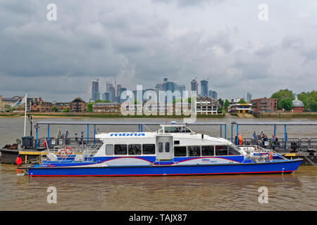 GREENWICH LONDRES THAMES CLIPPER MBNA TEMPÊTE SUR LA RIVIÈRE DEVANT LES gratte-ciel de Canary Wharf Banque D'Images