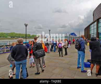 LONDON GREENWICH GREENWICH PIER À PASSAGERS À BORD DE L'ATTENTE CLIPPERS Banque D'Images