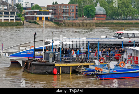 L'EMBARQUEMENT DES PASSAGERS DE GREENWICH LONDRES THAMES CLIPPER MBNA METEOR À GREENWICH Banque D'Images