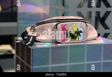 Karl Lagerfield sac dans une vitrine de magasin Banque D'Images