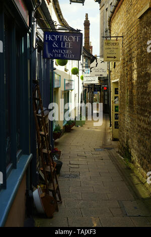 Boutiques dans une ruelle étroite à Stamford, Lincolnshire Banque D'Images