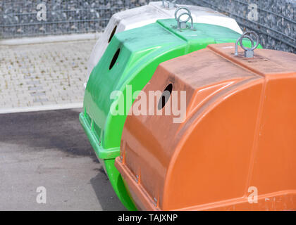 Trois grands conteneurs de différentes couleurs pour collecter les déchets recyclables Banque D'Images