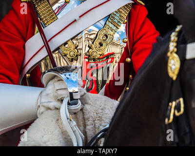 Horse Guards Londres - Close up detail d'une montée de la Household Cavalry Trooper Life Guards on guard sur Whitehall, Londres Banque D'Images