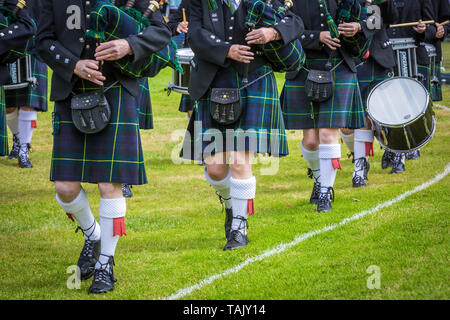 Mars de pipers en kilts écossais au jeu Banque D'Images