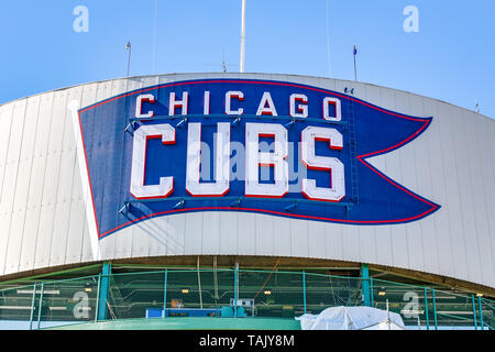 La Ligue Majeure de Baseball des Chicago Cubs Wrigley Field Stadium avec le logo peint sur l'extérieur. Banque D'Images