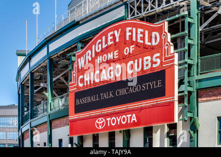 La Ligue Majeure de Baseball des Chicago Cubs Wrigley Field Stadium signer avec un ciel bleu en arrière-plan et d'un base-ball talk message sur le chapiteau. Banque D'Images