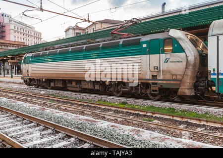 Genova, Italie - le 19 janvier 2018 : blanc vert locomotive par Trenitalia qui est le principal opérateur ferroviaire en Italie Banque D'Images