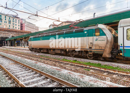 Genova, Italie - le 19 janvier 2018 : blanc vert locomotive électrique exploité par Trenitalia qui est le principal opérateur ferroviaire en Italie Banque D'Images