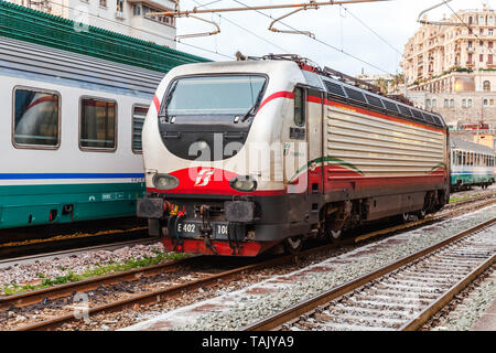 Genova, Italie - le 19 janvier 2018 : électrique par Trenitalia qui est le principal opérateur ferroviaire en Italie Banque D'Images