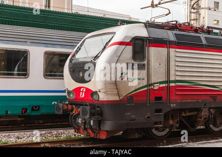 Genova, Italie - le 19 janvier 2018 : Locomotive exploité par Trenitalia qui est le principal opérateur ferroviaire en Italie Banque D'Images