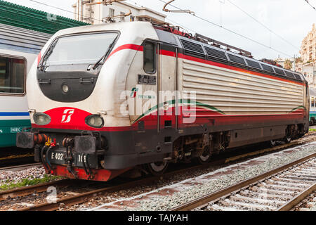 Genova, Italie - le 19 janvier 2018 : blanc rouge locomotive électrique exploité par Trenitalia qui est le principal opérateur ferroviaire en Italie Banque D'Images