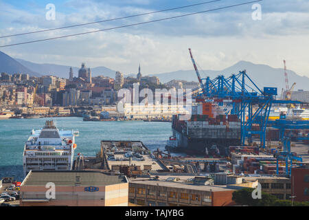 Genova, Italie - le 17 janvier 2018 : Genova vue du port avec bateaux amarrés et portiques Banque D'Images