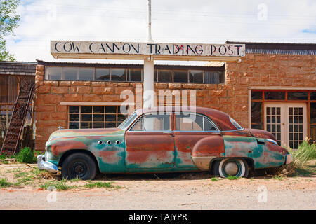 BLUFF, Utah, USA - 17 avril 2013 : vieux, rouillé 1949 Buick Super voiture garée en face de la vache Canyon Trading Post building le long de la route US 191 Banque D'Images