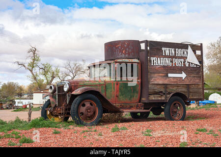 BLUFF, Utah, USA - 17 avril 2013 : Old rusty camion Chevrolet à l'Twin Rocks Trading Post sous un ciel nuageux. Banque D'Images
