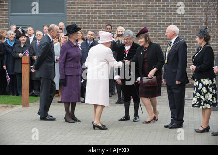 Holyport Holyport, collège, Berkshire, Royaume-Uni. 28 novembre, 2014. Sa Majesté la Reine, accompagnée de Son Altesse Royale le duc d'Édimbourg, visitez Holyport College. La MP Maidenhead Rt Hon Theresa peuvent ensemble avec les dignitaires locaux étaient là pour accueillir le couple royal. Credit : Maureen McLean/Alamy Banque D'Images