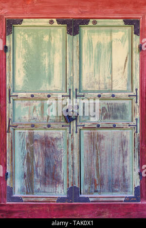 Porte en bois traditionnel coréen avec de vieux style lock - vue rapprochée Banque D'Images