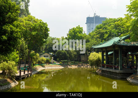 La photo du jardin chinois avec un étang dans le parc Rizal, Manille, Philippines Banque D'Images