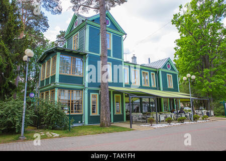 Ville Jurmala, République de Lettonie. Urban street view avec les touristes et les bâtiments. La marche des peuples dans la rue Jomas. Photos de voyage. 2019. 25. Peut Banque D'Images