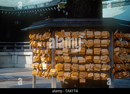 Ema, littéralement photo cheval, sont de petites plaques de bois sur lesquelles les fidèles bouddhistes et Shinto écrire des prières ou des vœux. Banque D'Images