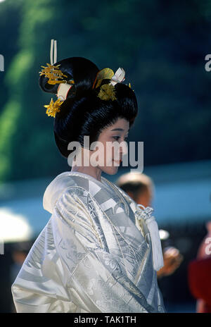 Les épouses japonaises en costume traditionnel porter un kimono blanc (Shiromoku) et un style de cheveux - généralement une perruque et tsuno-kakushi headress. Banque D'Images