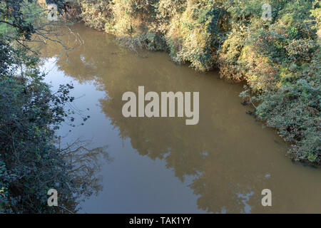 Un gros plan sur arieal d'une rivière qui coule sous le pont de chemin de fer Banque D'Images