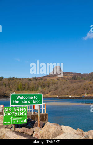 L'île de Eigg un l'imposant Ann Sgurr vu depuis le ferry arrivant au port. Banque D'Images