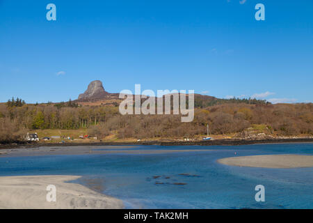 L'île d'Eigg et l'imposante Ann Sgurr vus du ferry arrivant au port. Banque D'Images