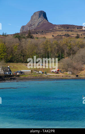 L'île de Eigg un l'imposant Ann Sgurr vu depuis le ferry arrivant au port. Banque D'Images