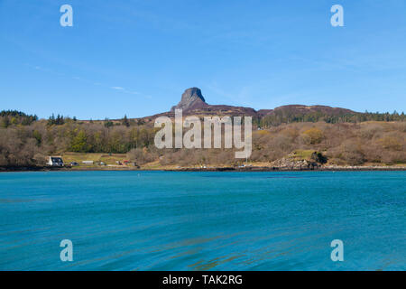 L'île d'Eigg et l'imposante Ann Sgurr vus du ferry arrivant au port. Banque D'Images