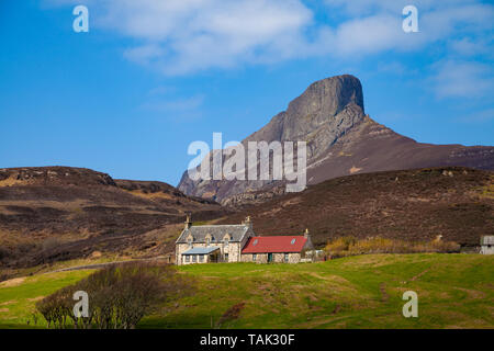 L'imposante colline de Ann Sgurr sur l'île de Eigg, en Écosse. Banque D'Images