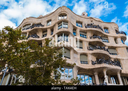 Barcelone, Catalogne, Espagne - 19 novembre 2018 : Faible angle de vue de la Casa Mila sur le fond de ciel nuageux. Le bâtiment conçu par Antonio Gaudi i Banque D'Images