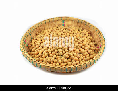 Le soja ou les graines de soja les graines de semence sur panier de bambou isolé sur fond blanc Banque D'Images