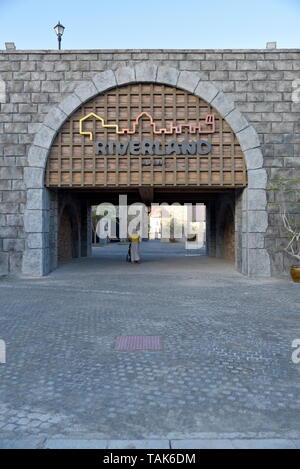 Voyage dans les parcs et de Dubaï, Dubaï, Émirats arabes unis, le 24 mai 2019, l'entrée du côté du parking de Riverland Banque D'Images