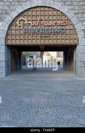 Voyage dans les parcs et de Dubaï, Dubaï, Émirats arabes unis, le 24 mai 2019, l'entrée du côté du parking de Riverland Banque D'Images