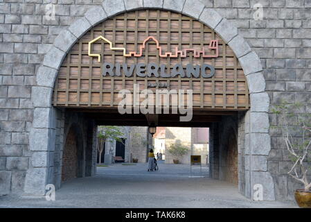 Voyage dans les parcs et de Dubaï, Dubaï, Émirats arabes unis, le 24 mai 2019, l'entrée du côté du parking de Riverland Banque D'Images