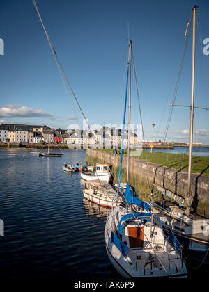 Bateaux dans le port de Claddagh Galway - photographie de voyages Banque D'Images