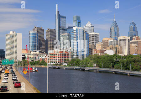 Philadelphia skyline avec la rivière Schuylkill et de la route sur l'avant-plan, les USA. Vue panoramique. Banque D'Images