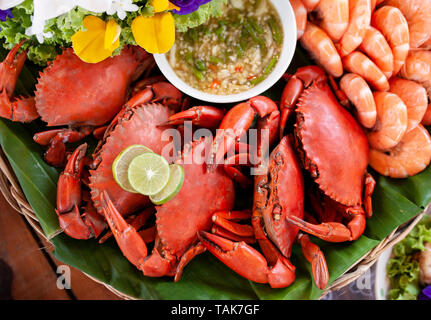 Le crabe et la crevette rouge boild organiser panier de bambou prêt à manger ,repas de fruits de mer Banque D'Images