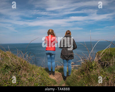 Deux jeunes femme promenade le long de la côte de Causeway en Irlande du Nord - la photographie de voyage Banque D'Images