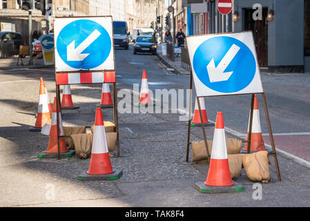 La signalisation routière bloquait partiellement une rue à cause de travaux routiers. Focus sélectif. Banque D'Images