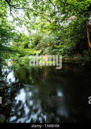 Sam 25 Mai 2019, Stockbridge, Édimbourg. Antony Gormley est 6 fois "Sky", l'un des "6 FOIS" sculptures qui a été réinstallé dans l'eau de Leith. Installé à l'origine en 2010, ils ont été temporairement supprimé en raison de dommages causés par les inondations et sont réintégrés au cours de mai 2019. '6 fois' est composé de six chiffres à taille humaine, positionnée entre les motifs de la Scottish National Gallery of Modern Art et la mer à Leith Docks, Edinburgh. Banque D'Images