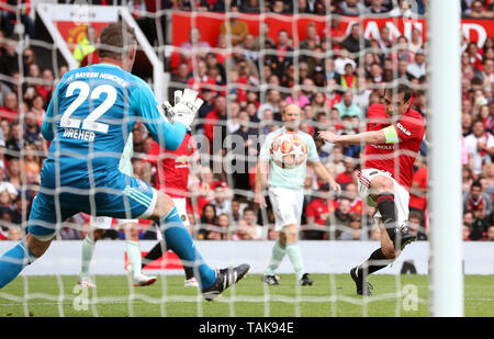 Légendes de Manchester United Gary Neville tire large pendant le match des légendes à Old Trafford, Manchester. Banque D'Images