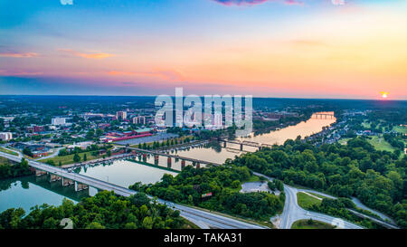 Augusta, Géorgie, USA Skyline Aerial et Savannah. Banque D'Images