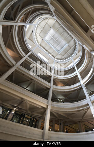 Piste de voiture en spirale allant du plancher au niveau du toit à l'ancienne usine automobile Fiat. Le Lingotto, Turin, Italie Banque D'Images